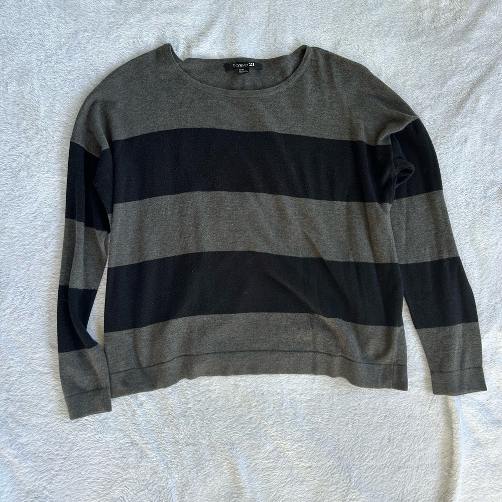 Forever 21 Women’s Gray and Black Wide-Stripe Crewneck Sweater